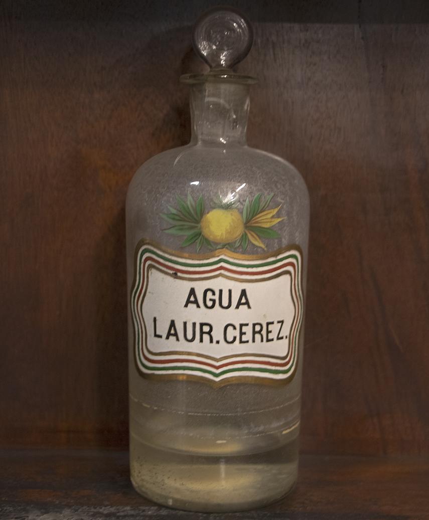 Frasco de vidrio de agua de laurel cerezo