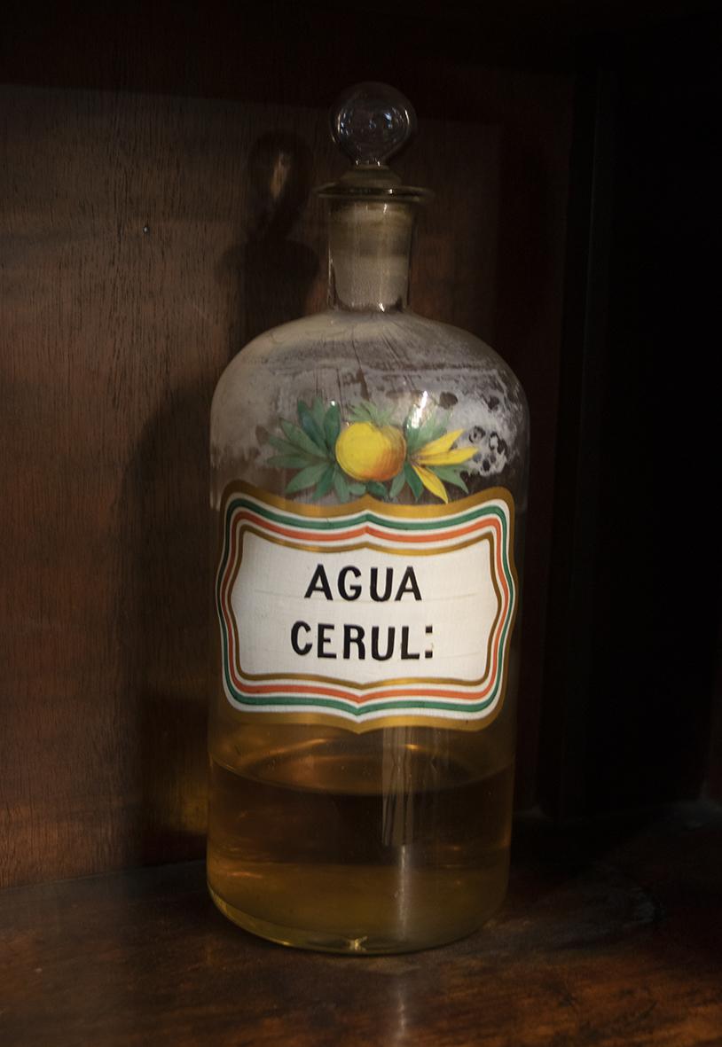 Frasco de vidrio de agua cerúlea