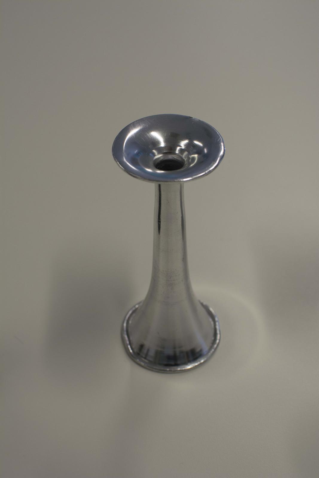 Instrumento metálico con forma de campana a cuyo extremo estrecho se adosa un disco con una oquedad interior