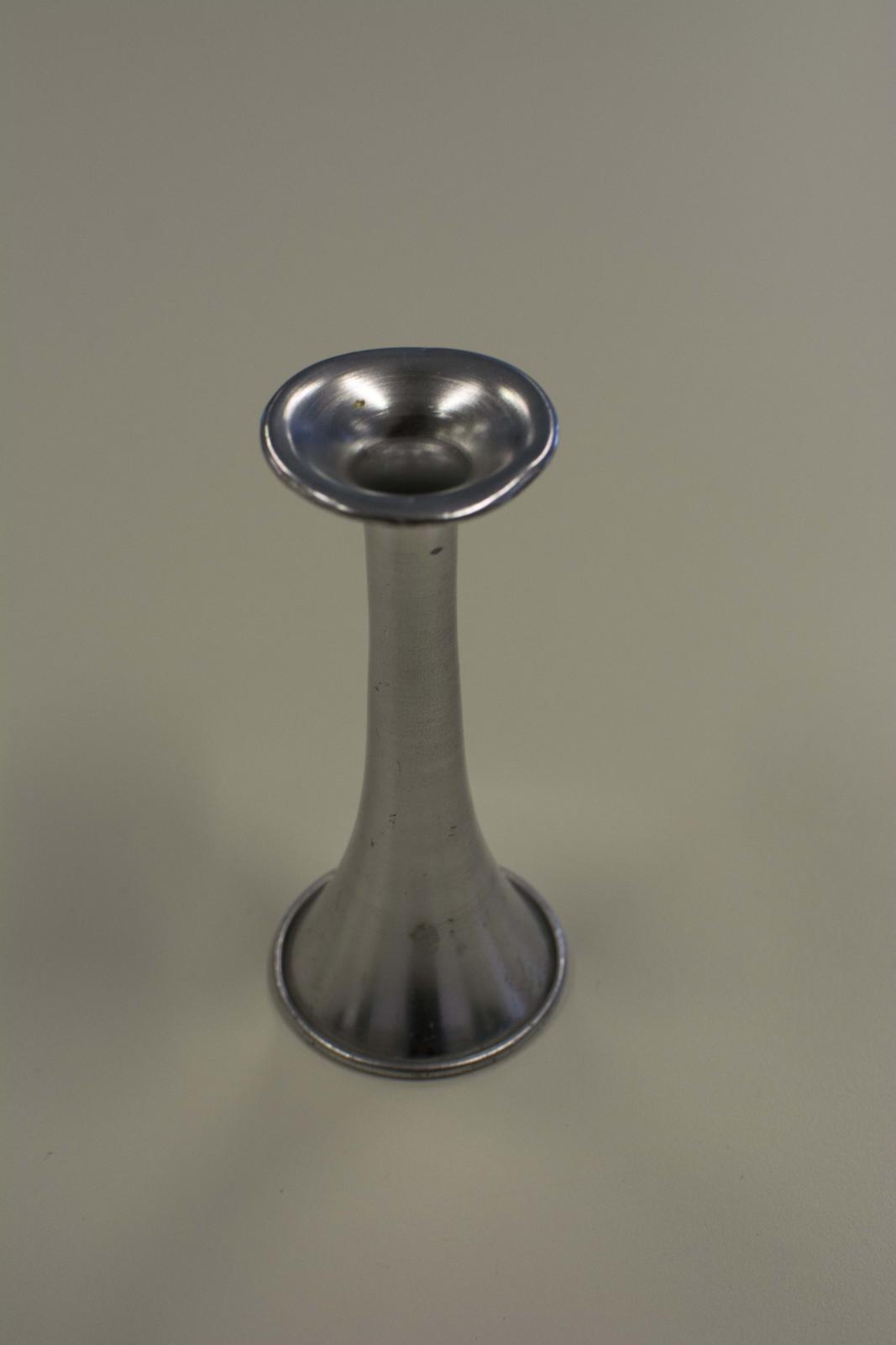 Instrumento metálico con forma de campana a cuyo extremo estrecho se adosa un disco con una oquedad interior