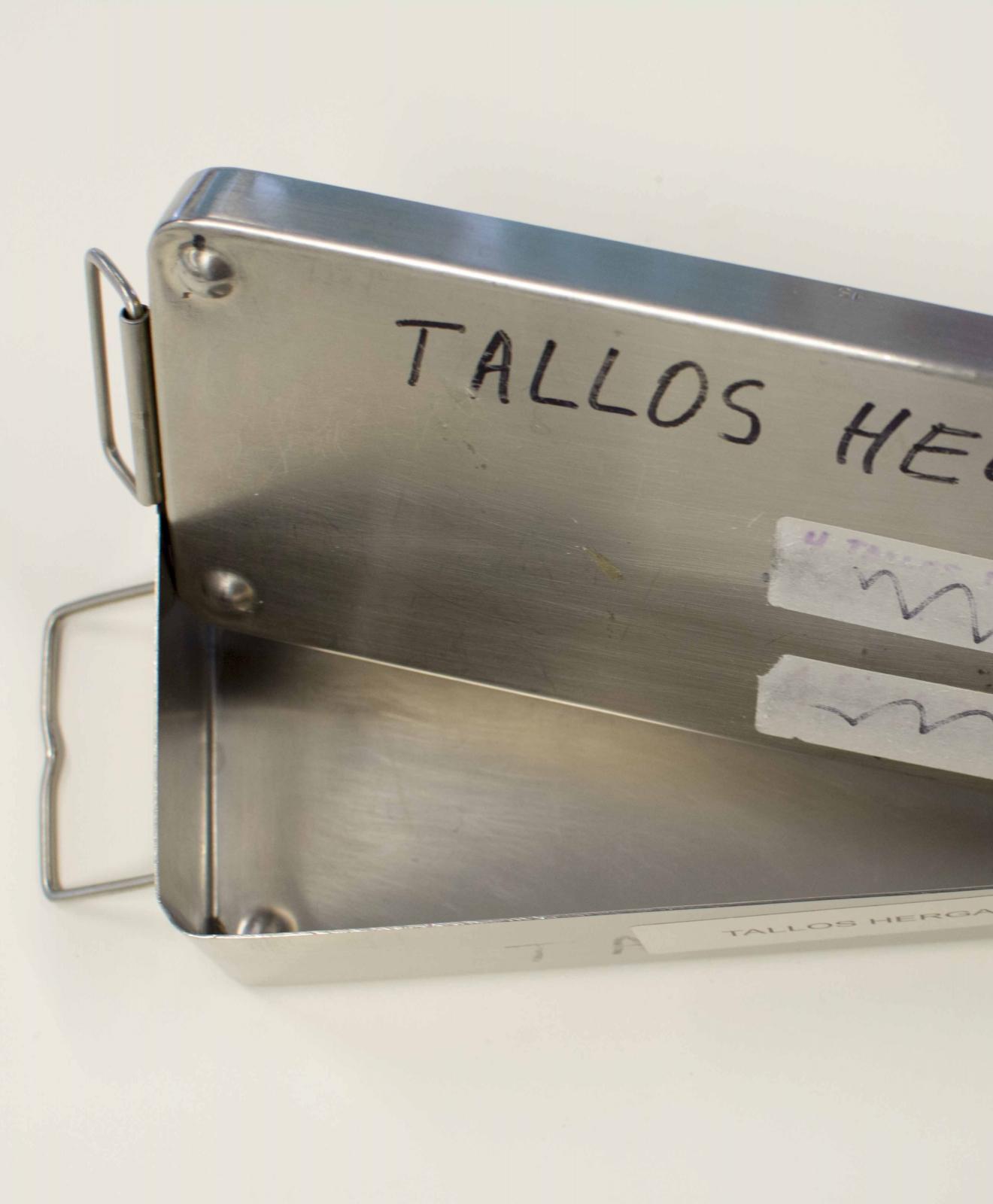 Caja metálica rectangular con asas móviles y tapadera a presión