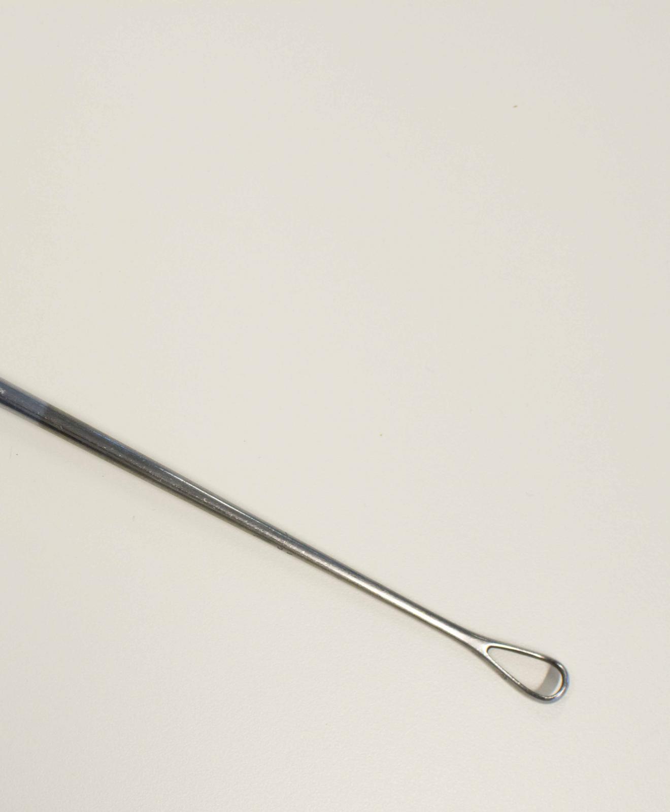 Instrumento metálico con forma de cuchara hueca