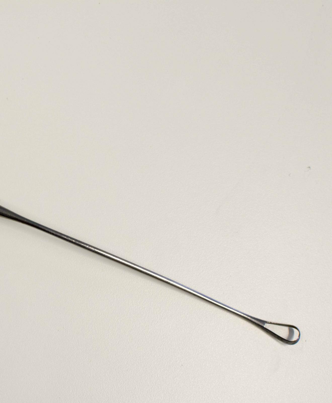 Instrumento metálico con forma de cuchara hueca