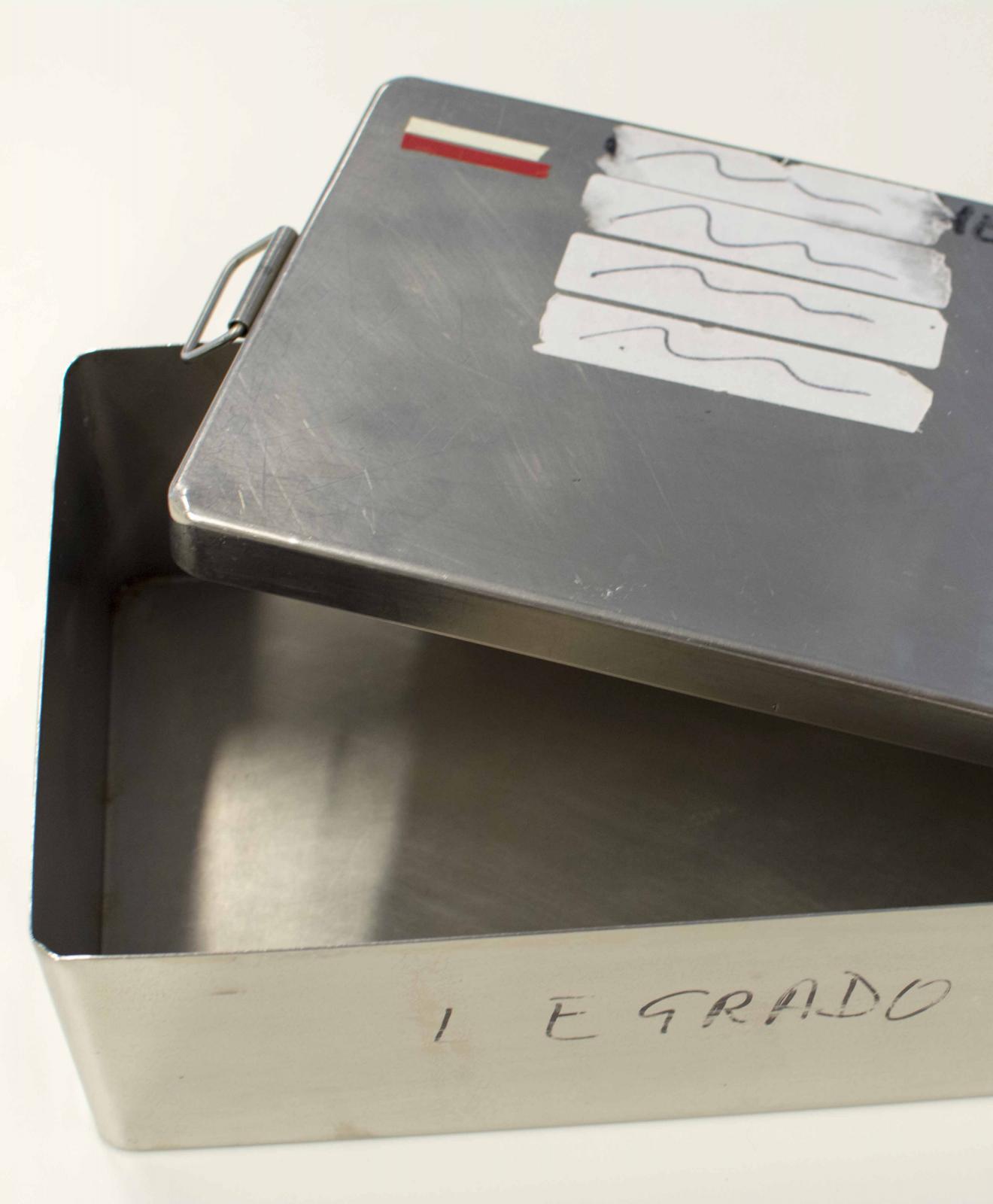 Caja metálica rectangular con asas móviles en los laterales de la tapadera a presión