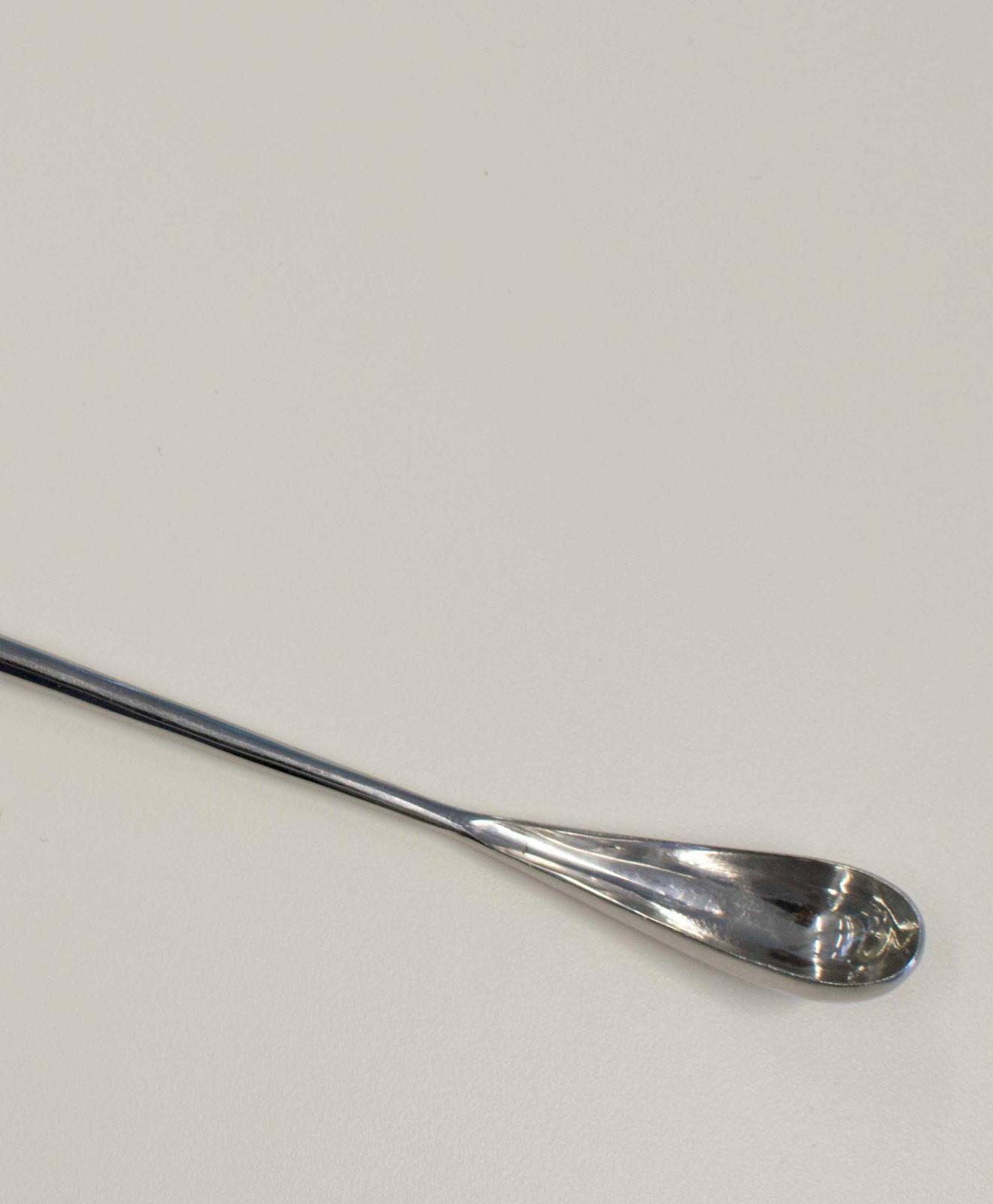 Instrumento metálico con forma de cuchara 