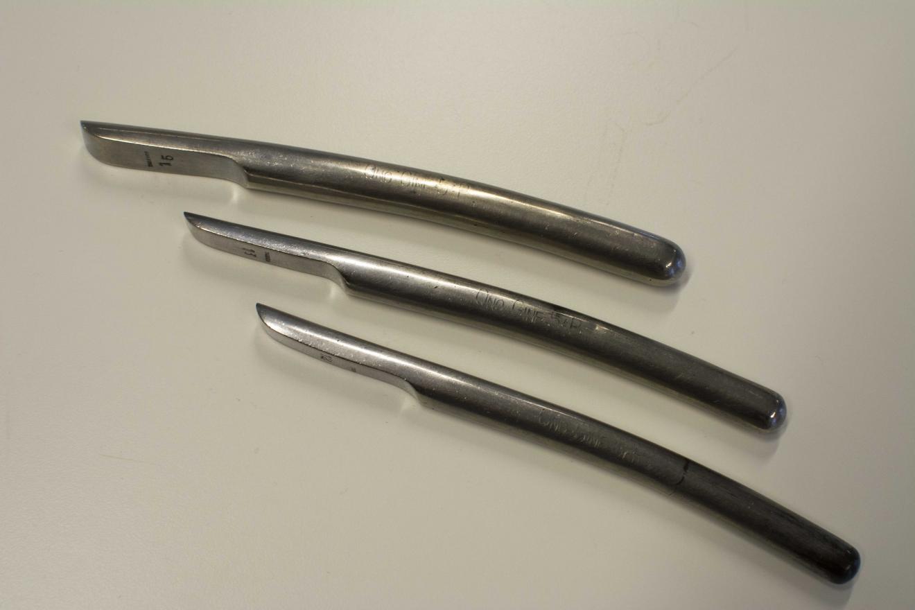 Conjunto de tres piezas tubulares realizadas en acero inoxidable. Uno de los extremos está ligeramente abombado y el opuesto presenta forma de lengua