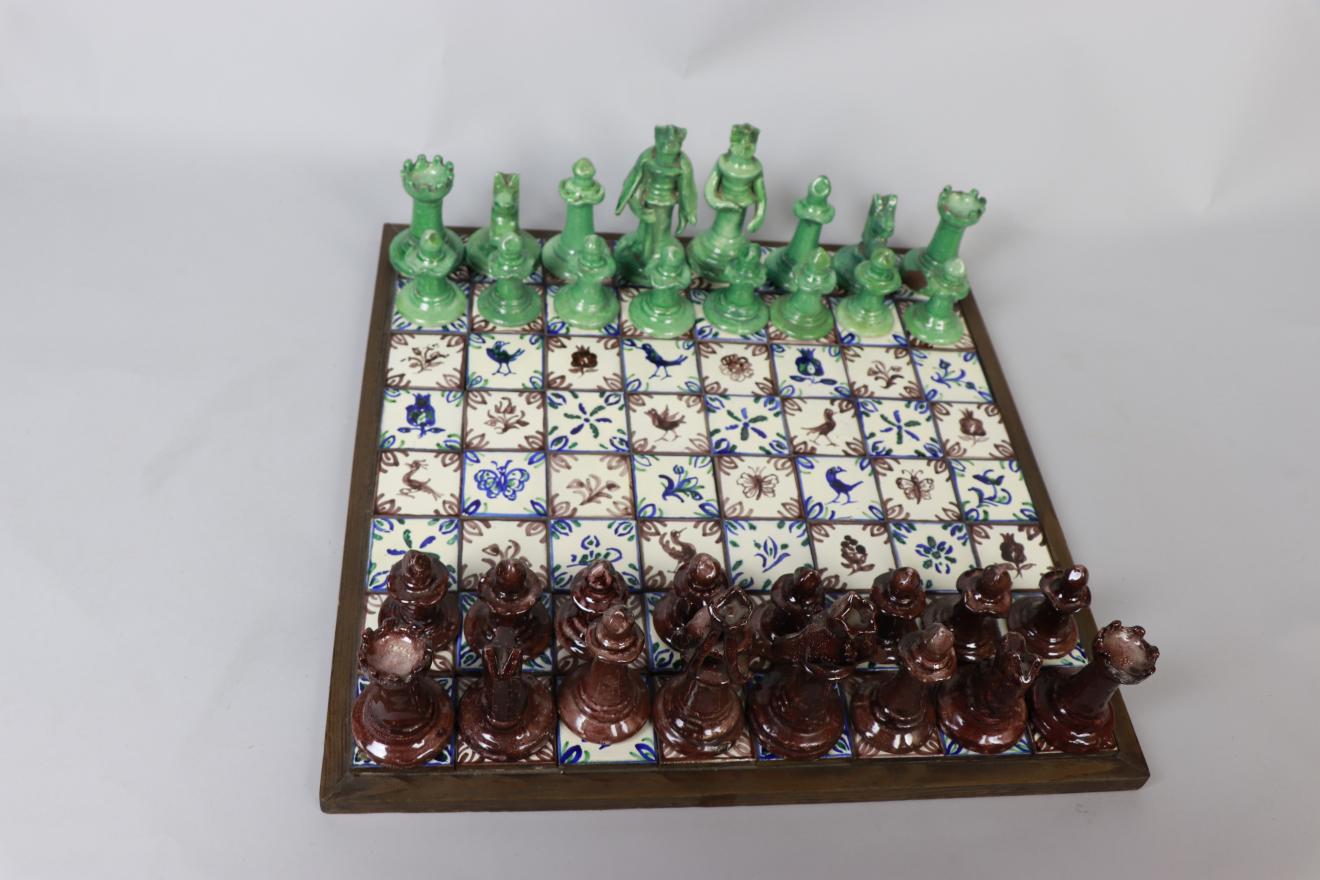 Juego de ajedrez con piezas marrones y verdes 