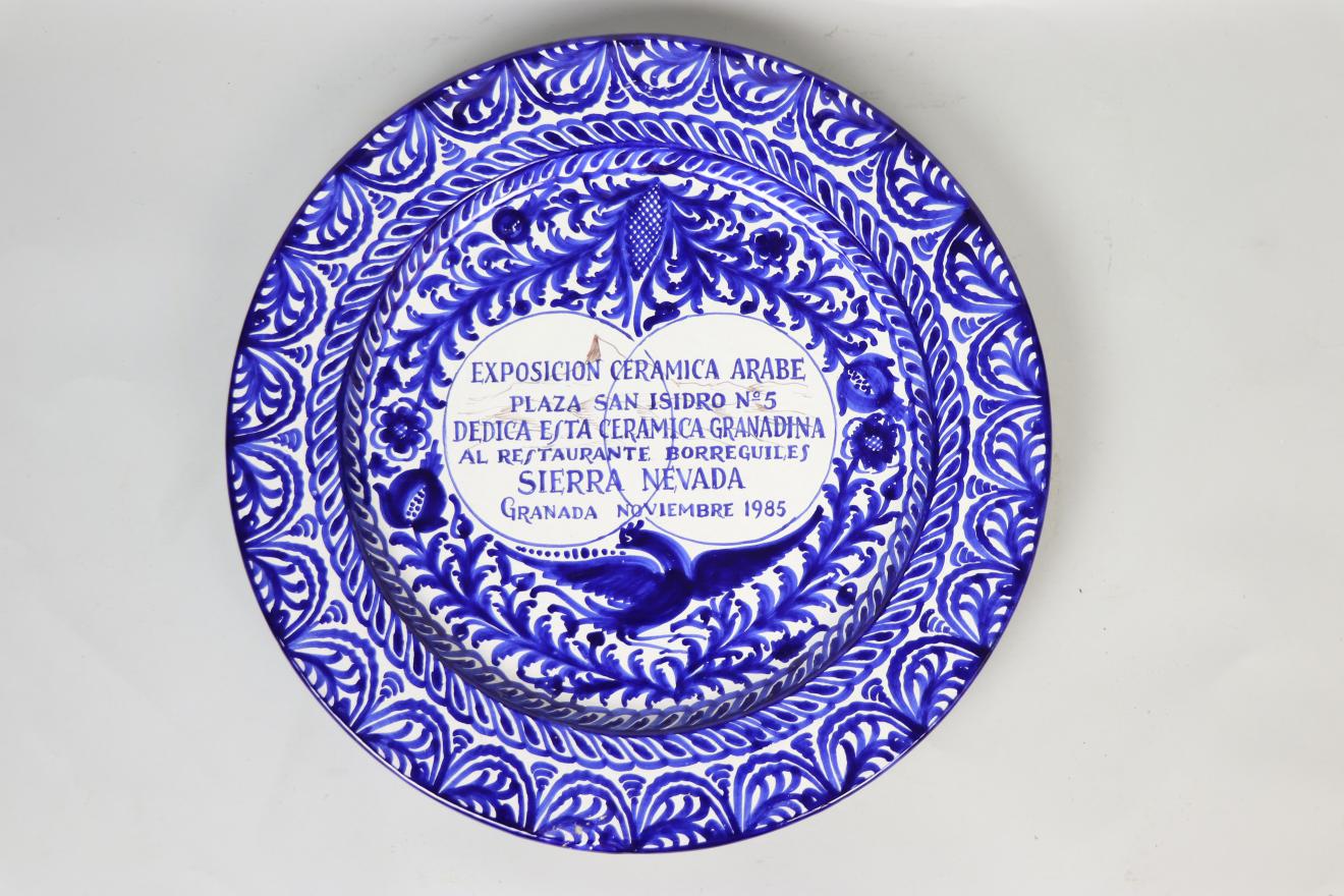 Plato de cerámica granadina con esmaltado azul sobre blanco