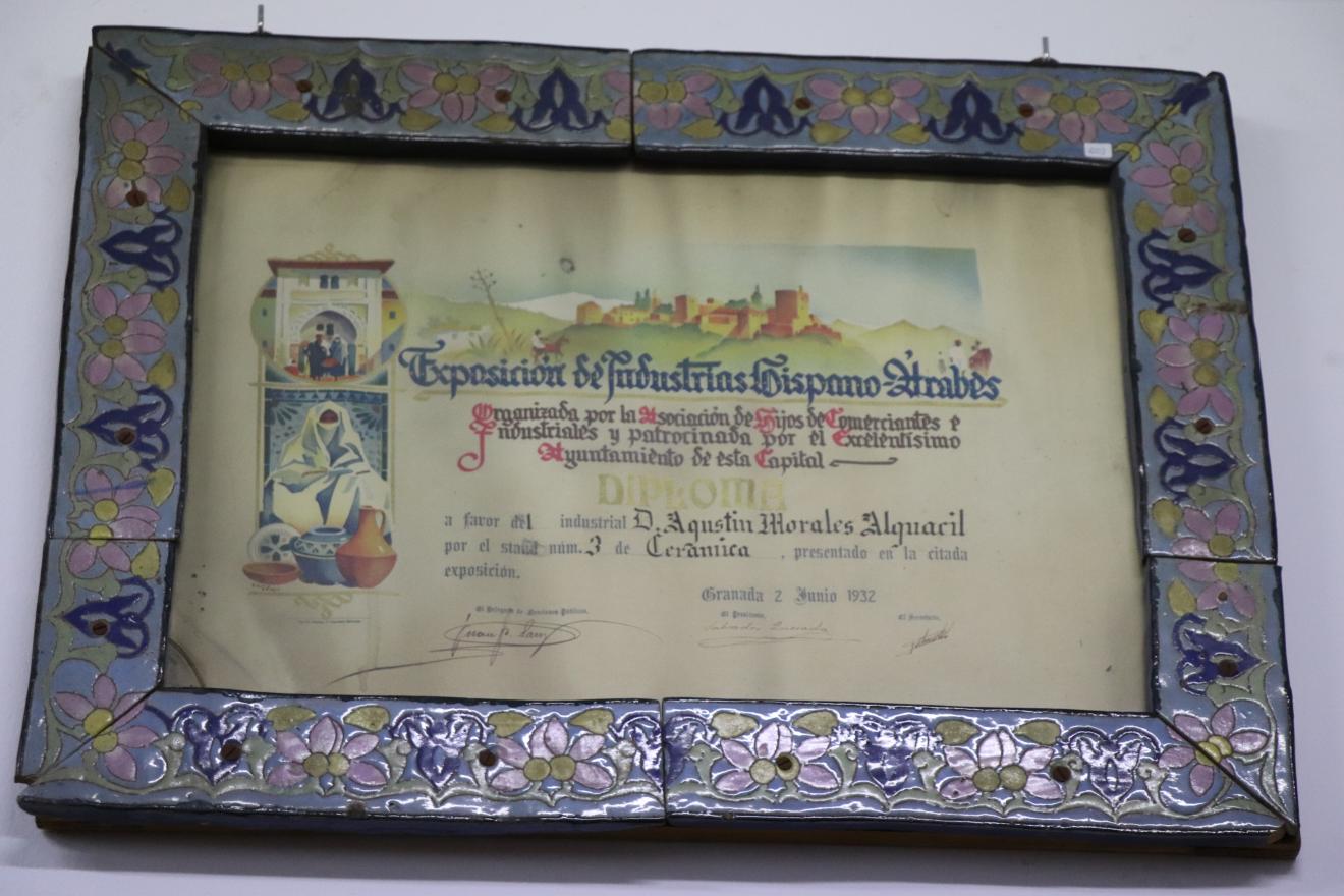 Marco de diploma realizado en cerámica con decoración a la cuerda seca