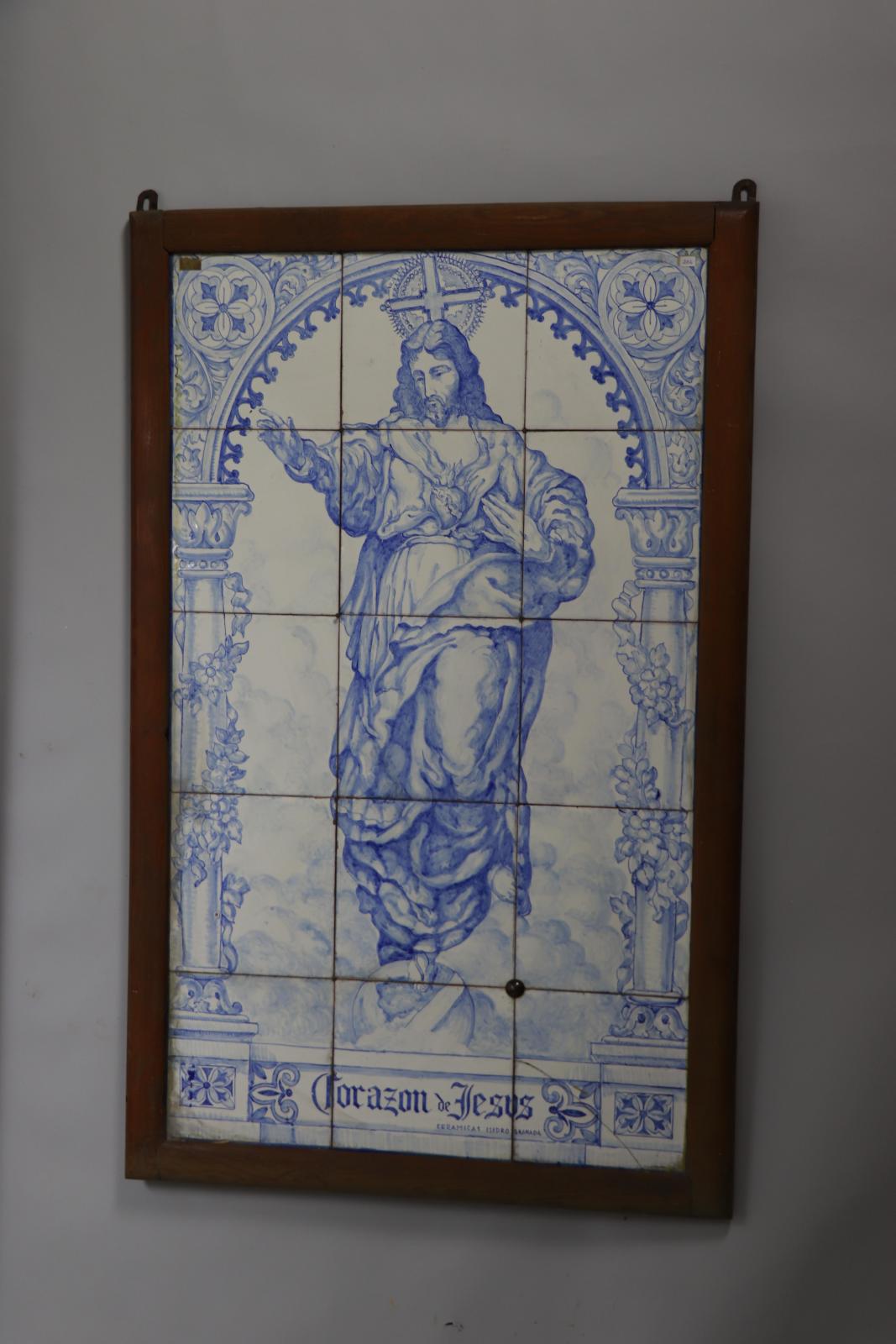 Paño de azulejos blancos con decoración repintada en azul cobalto