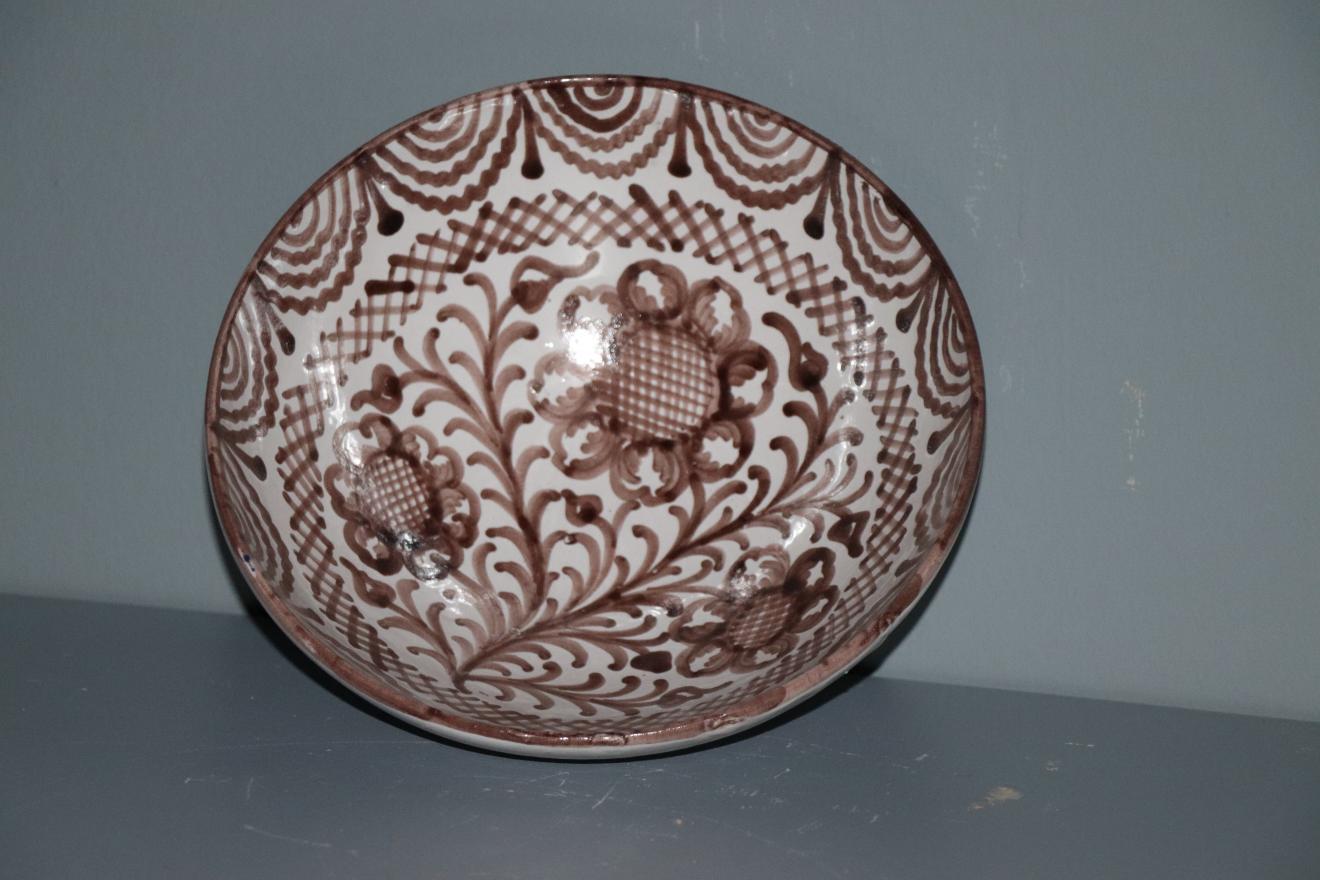 Tazón de cerámica esmaltado en blanco con decoración marrón