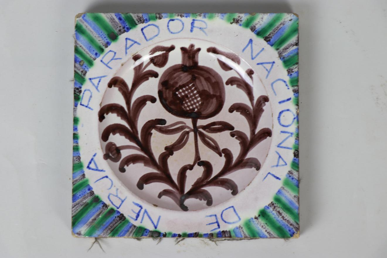 Cenicero de cerámica granadina con decoración azul, verde y marrón