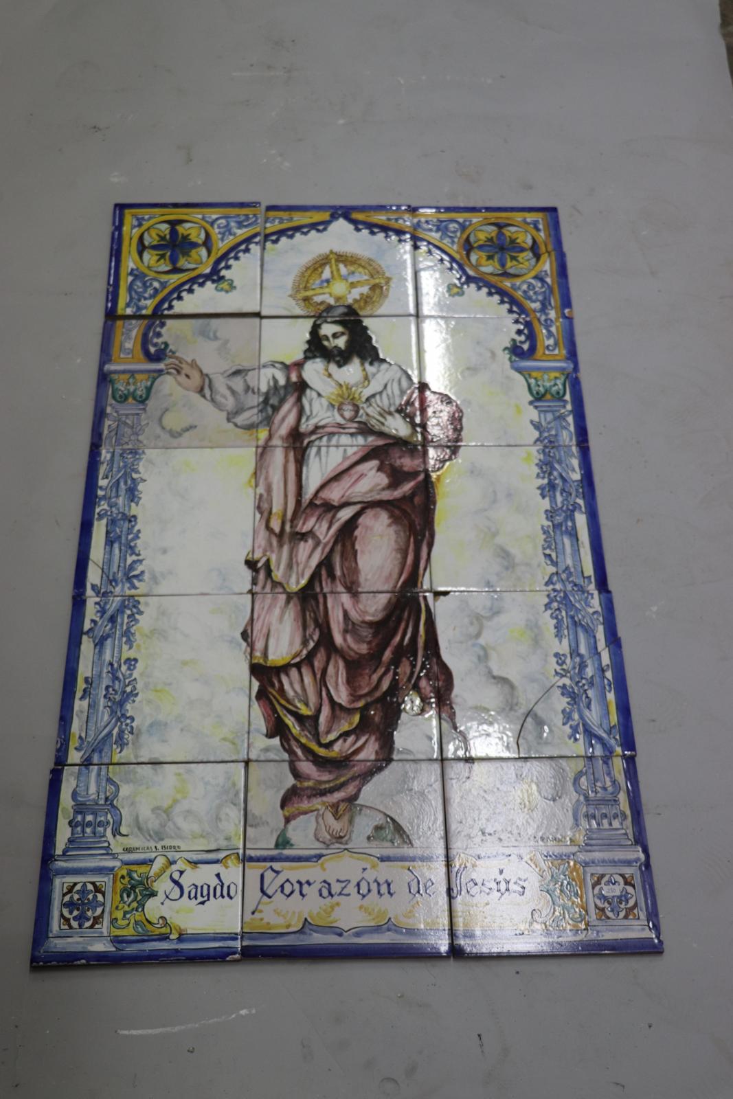 Paño de azulejos con representación del Sagrado Corazón