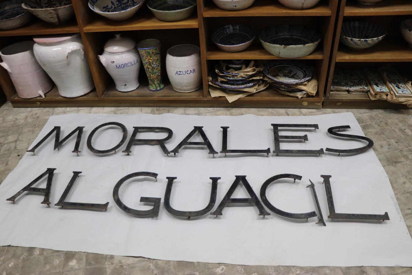 Letras metálicas que componen los apellidos MORALES ALGUACIL