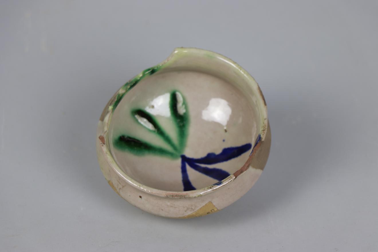 Recipiente de cerámica con forma de cuenco, esmaltado en blanco, verde y azul 