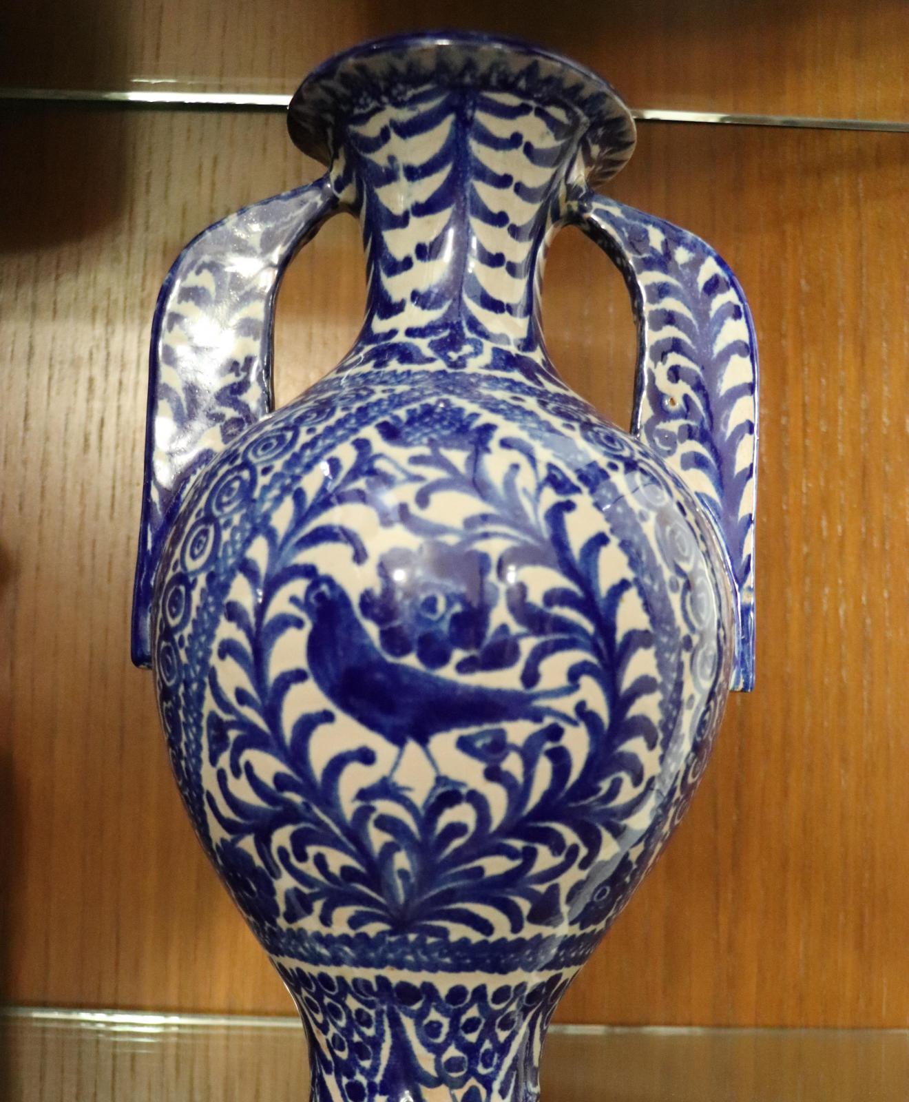 Ánfora de cerámica granadina repintada en azul sobre blanco