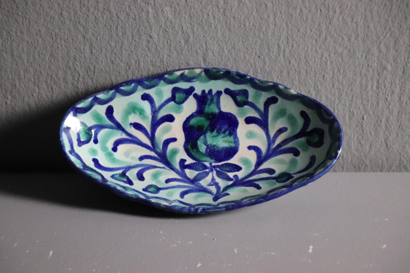 Rabanera de cerámica esmaltada en blanco, azul y verde