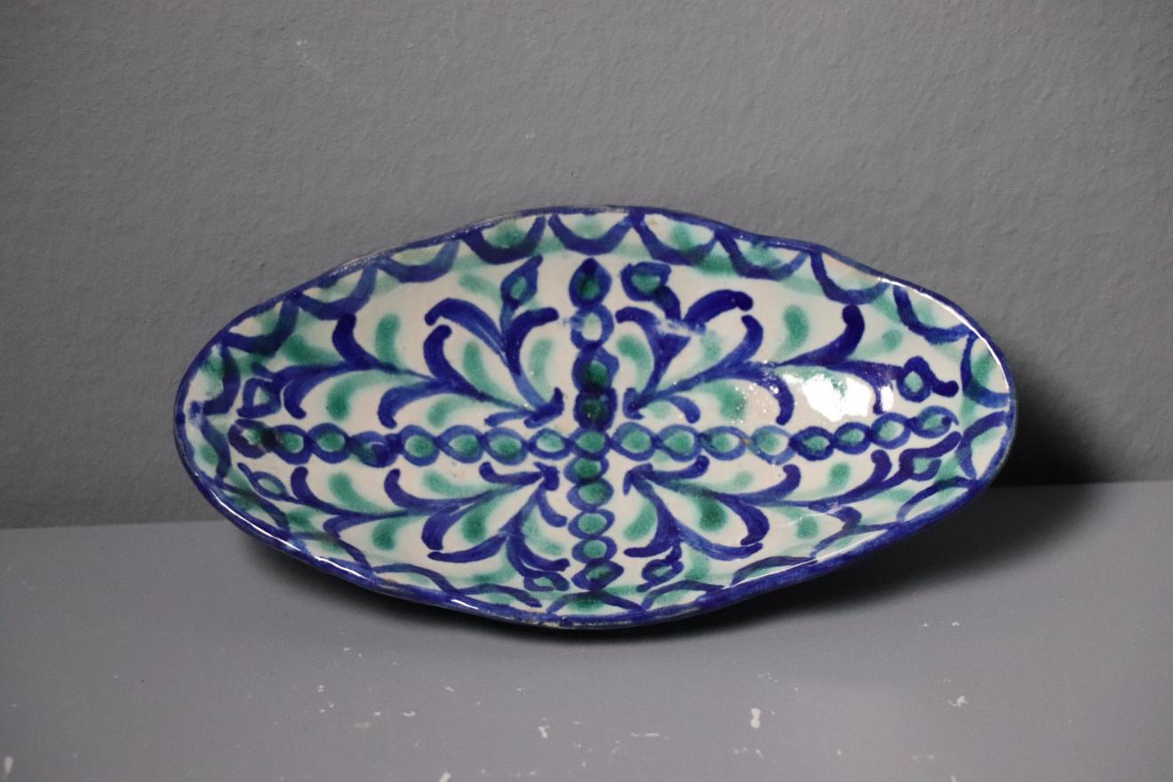 Rabanera de cerámica granadina esmaltada en blanco, azul y verde