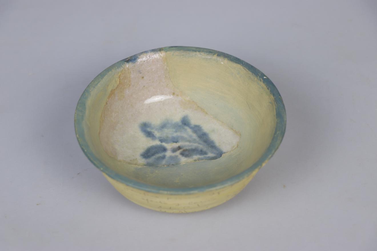 Cuenco de cerámica granadina esmaltado blanco y azul