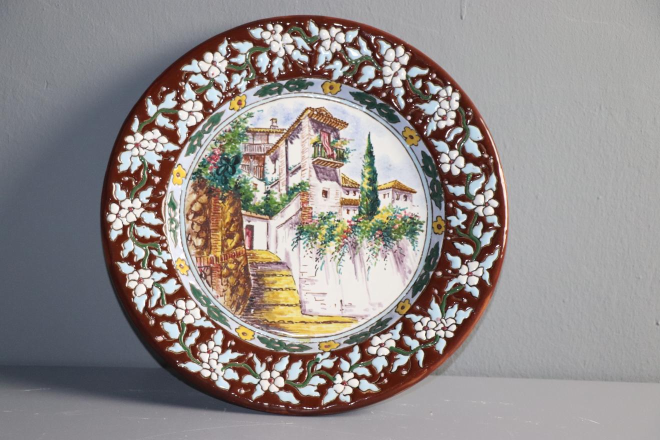 Plato de cerámica con decoración a la cuerda seca y un paisaje albaicinero