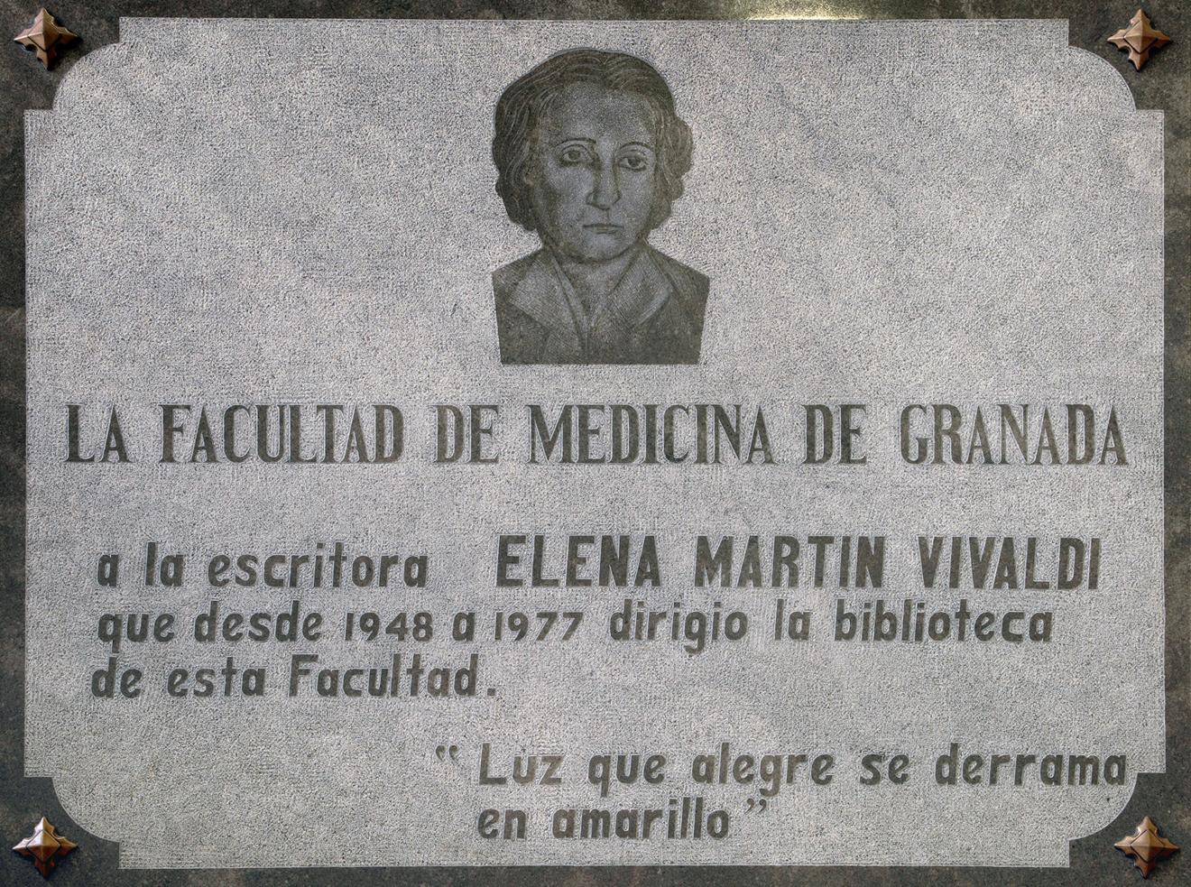 Lápida homenaje a Elena Martín Vivaldi