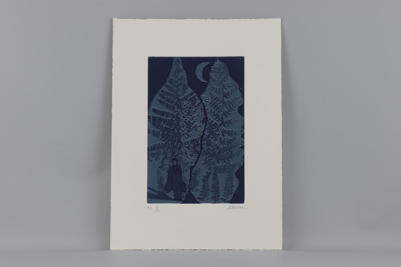 Papel con estampa grabada. Dos siluetas con forma de hoja, en cuya intersección aparece la luna en cuarto menguante, se recortan de forma vertical sobre un fondo azul oscuro. En su interior, dos árboles y, en el de la izquierda, una figura humana que carga maletas. 