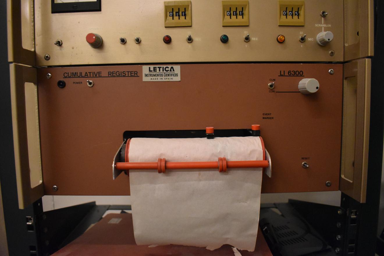 Imagen frontal del registrador acumulativo, una máquina rectangular que dispone de un rollo de papel blanco.