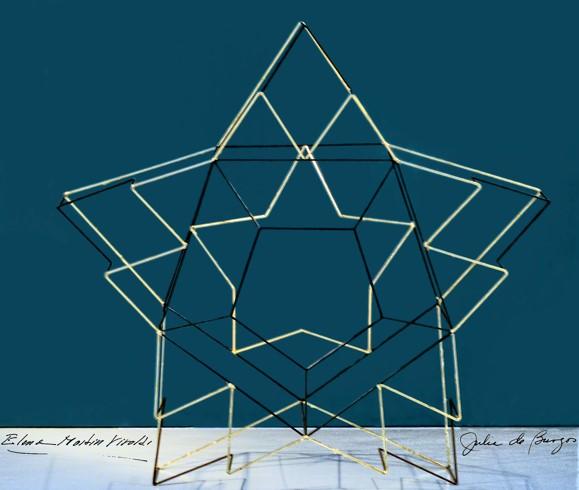 Se observa la figura de una estrella de cinco puntas con el centro también en forma de estrella, con líneas intercaladas negras y amarillas. El fondo es azul oscuro.