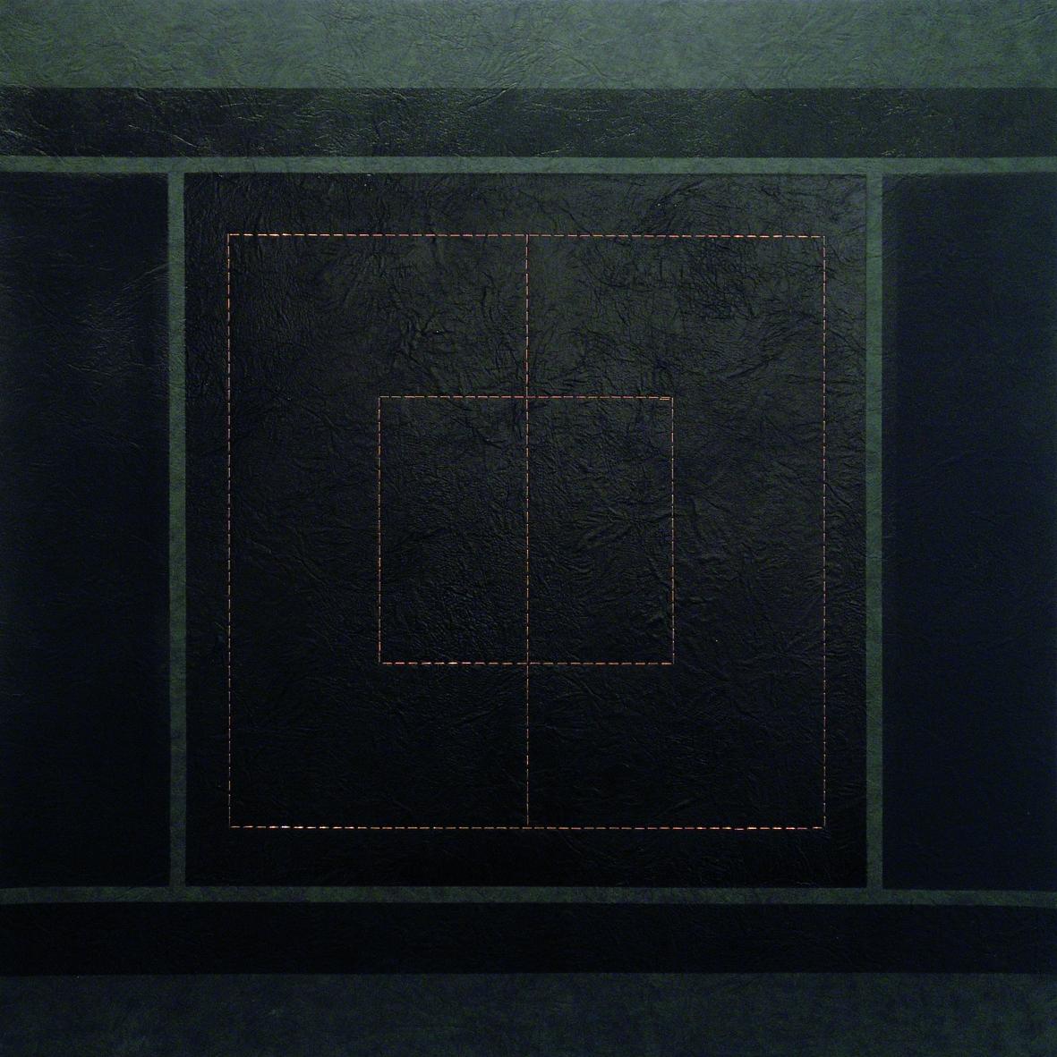 Composición abstracta formada por geometrías negras con algunas formas bordadas sobre ellas, todo dispuesto en un fondo verde.