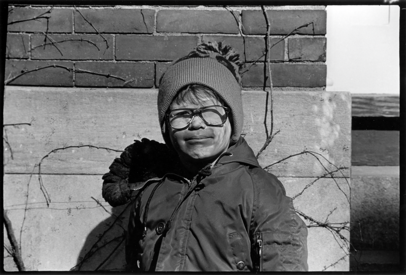 Retrato frontal de un joven