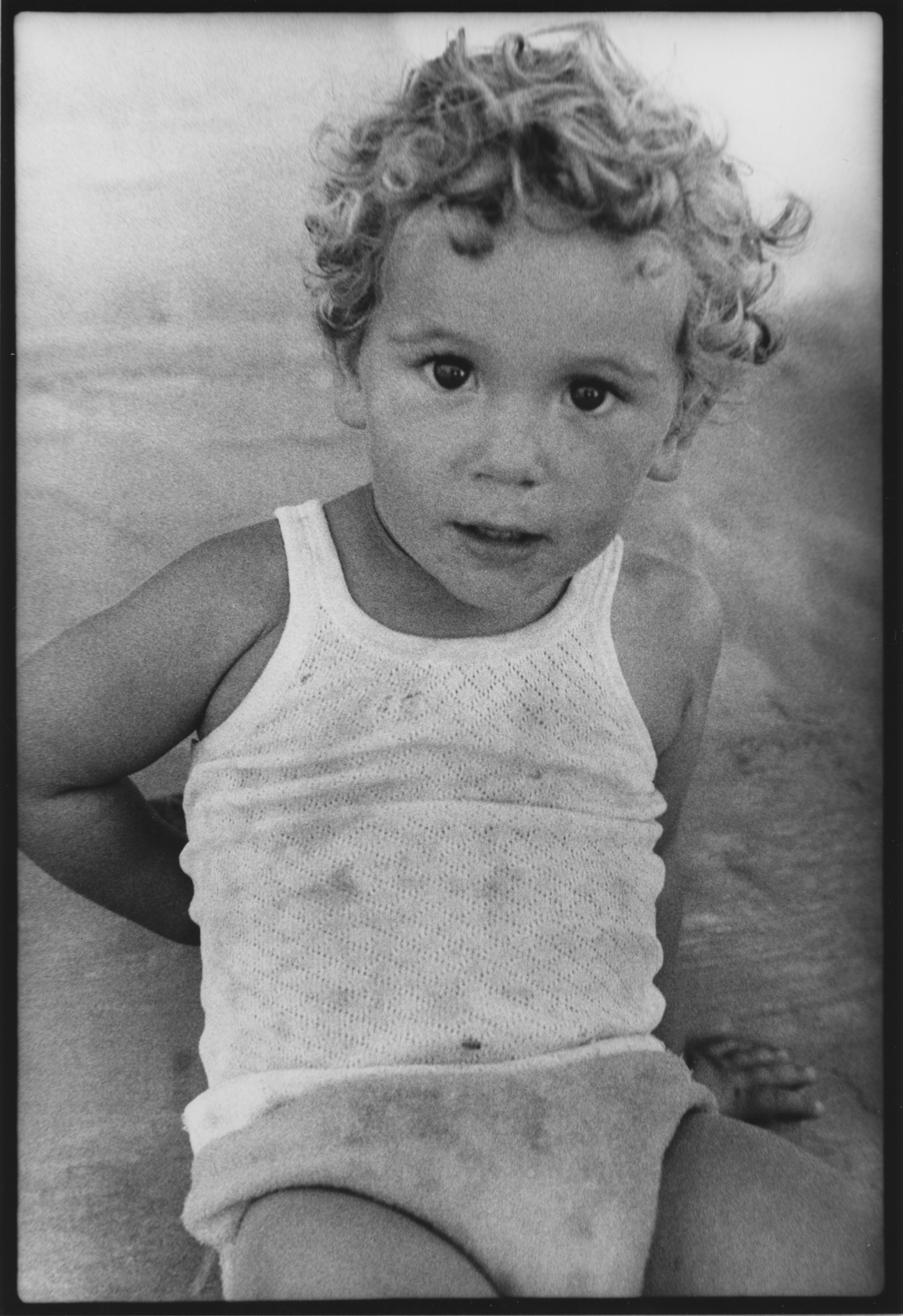 Retrato infantil de un niño en escala de grises