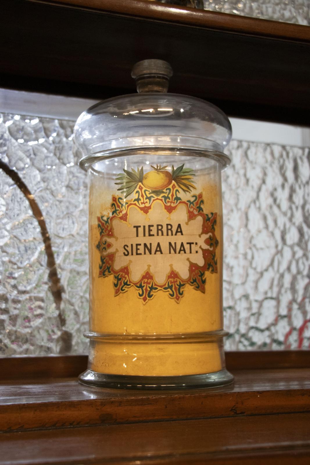 Bote de vidrio de tierra siena natural 