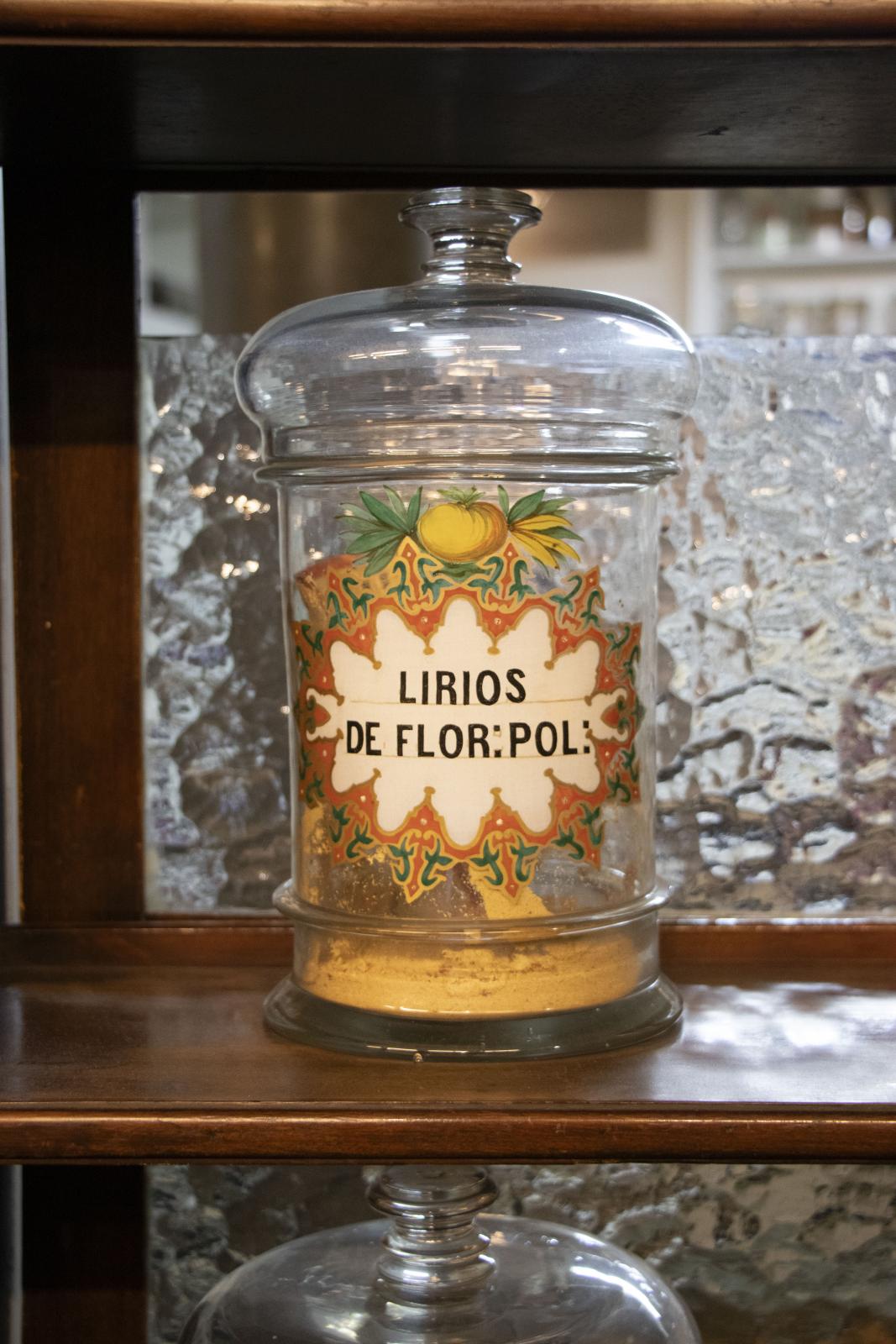 Bote de vidrio de lirios de flor en polvo