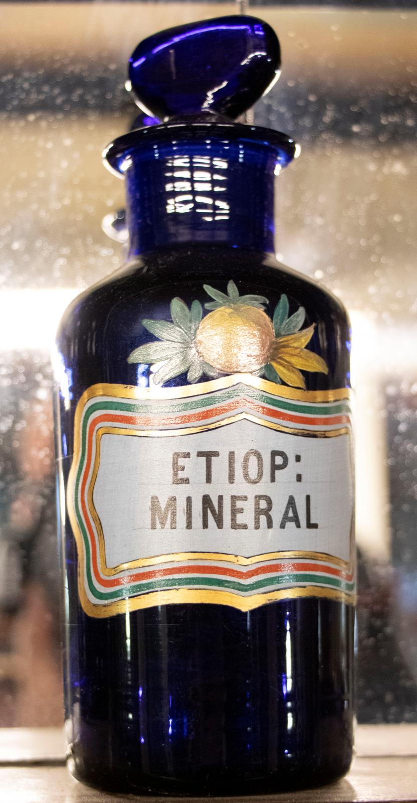 Frasco de vidrio azul de Etiop. Mineral