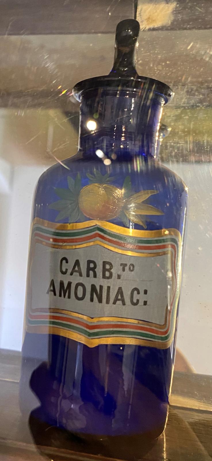 Frasco de vidrio pequeño azul de carbonato de amoniaco 