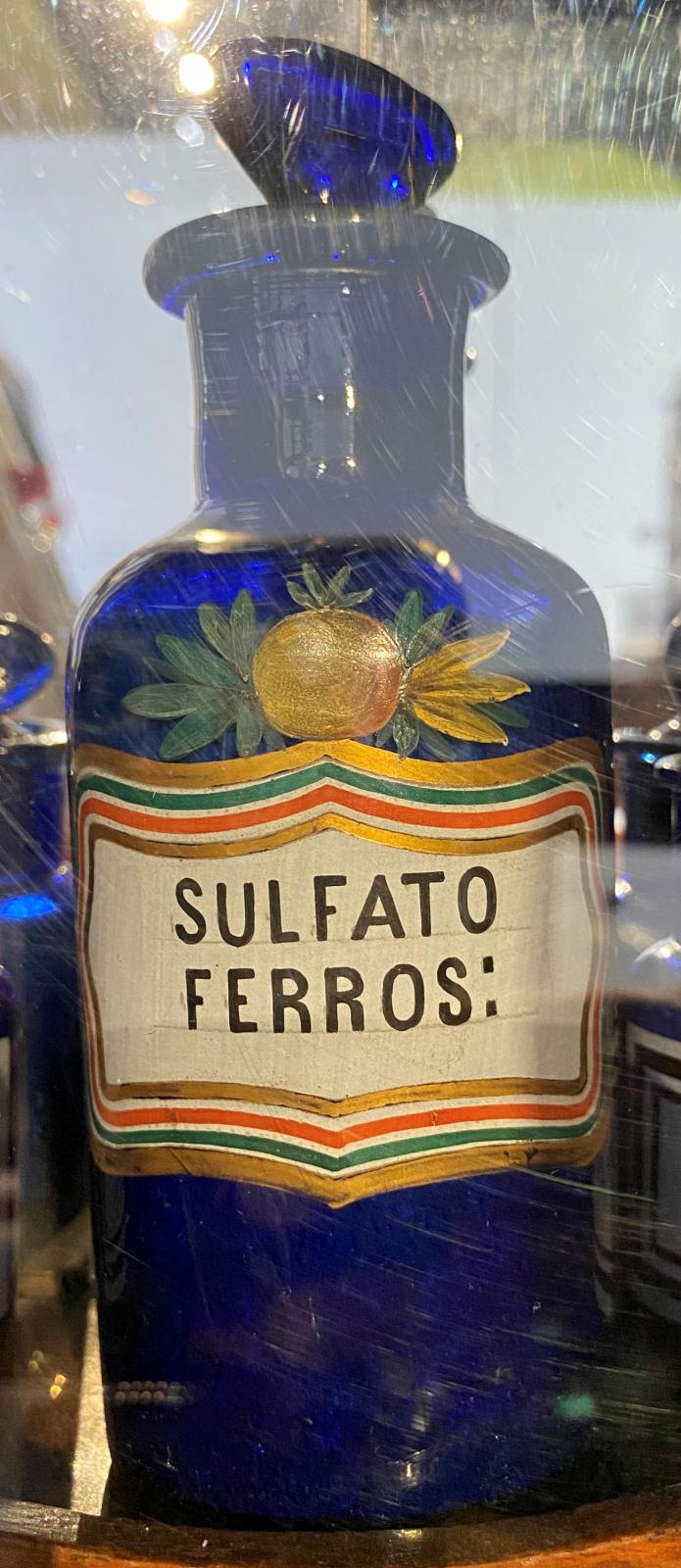 Frasco de vidrio pequeño azul de sulfato ferros: