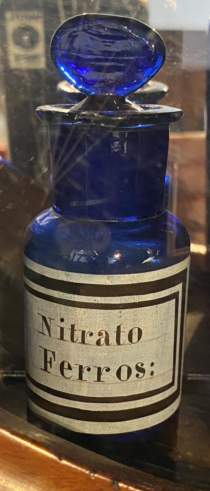 Frasco de vidrio pequeño azul de nitrato ferros: