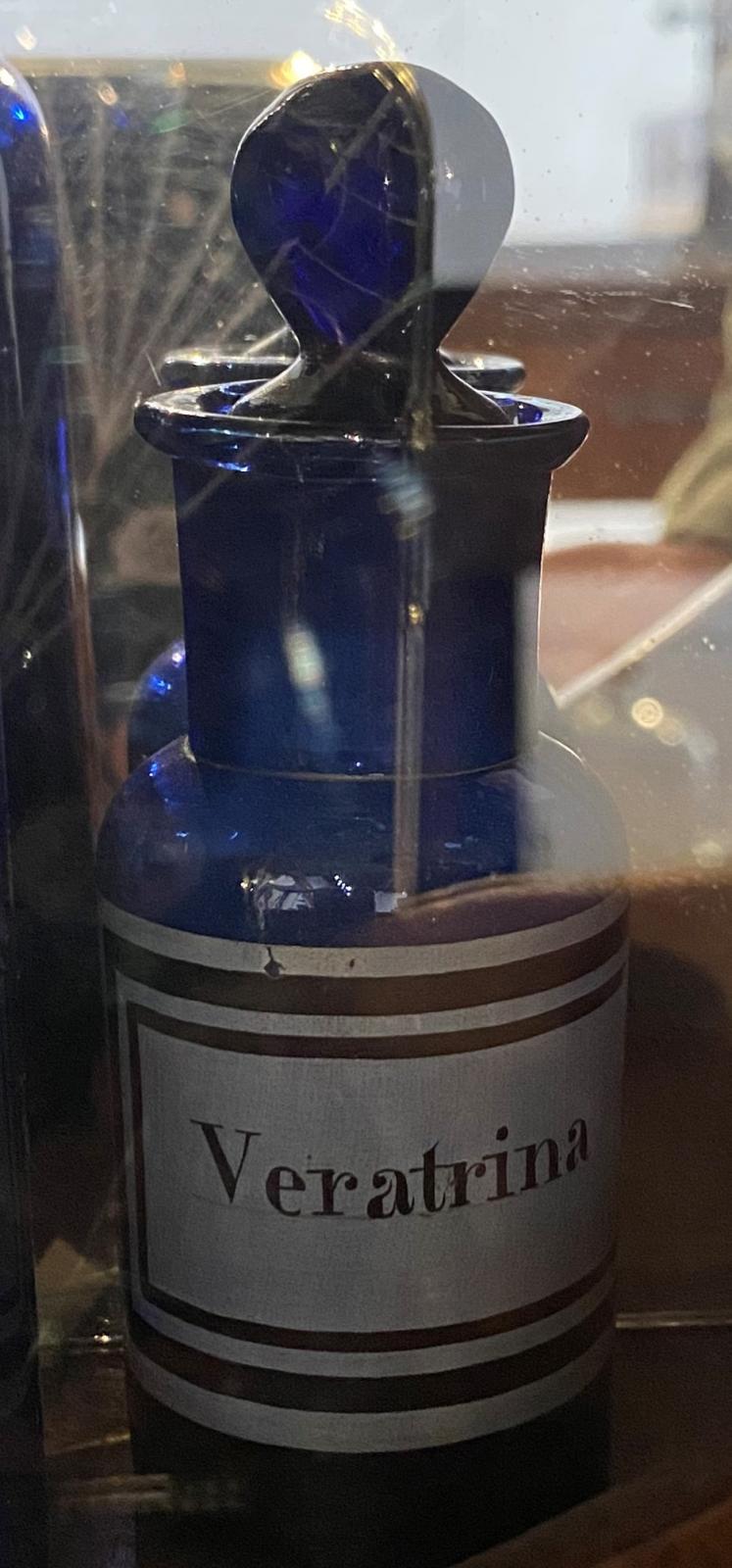 Frasco de vidrio pequeño azul de veratrina