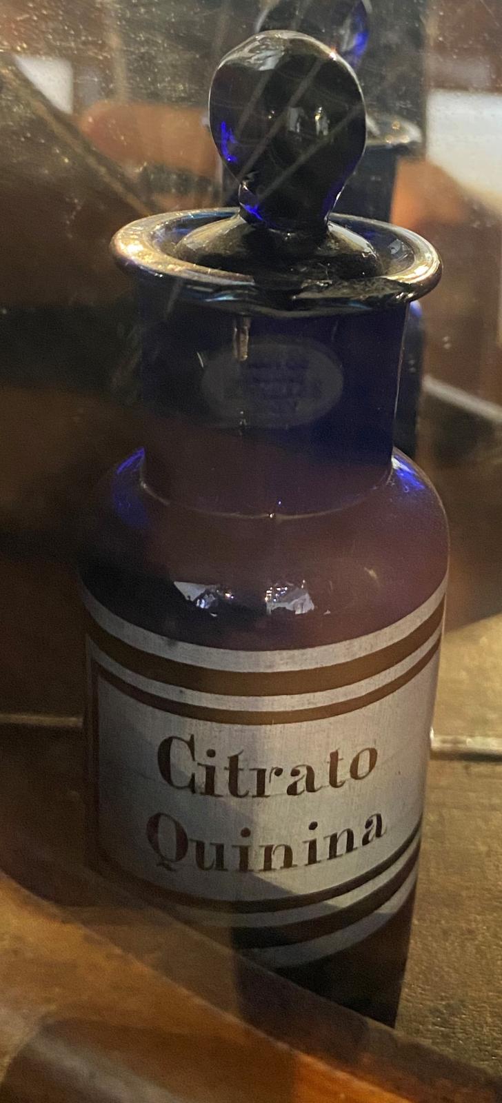 Frasco de vidrio pequeño azul de citrato de quinina