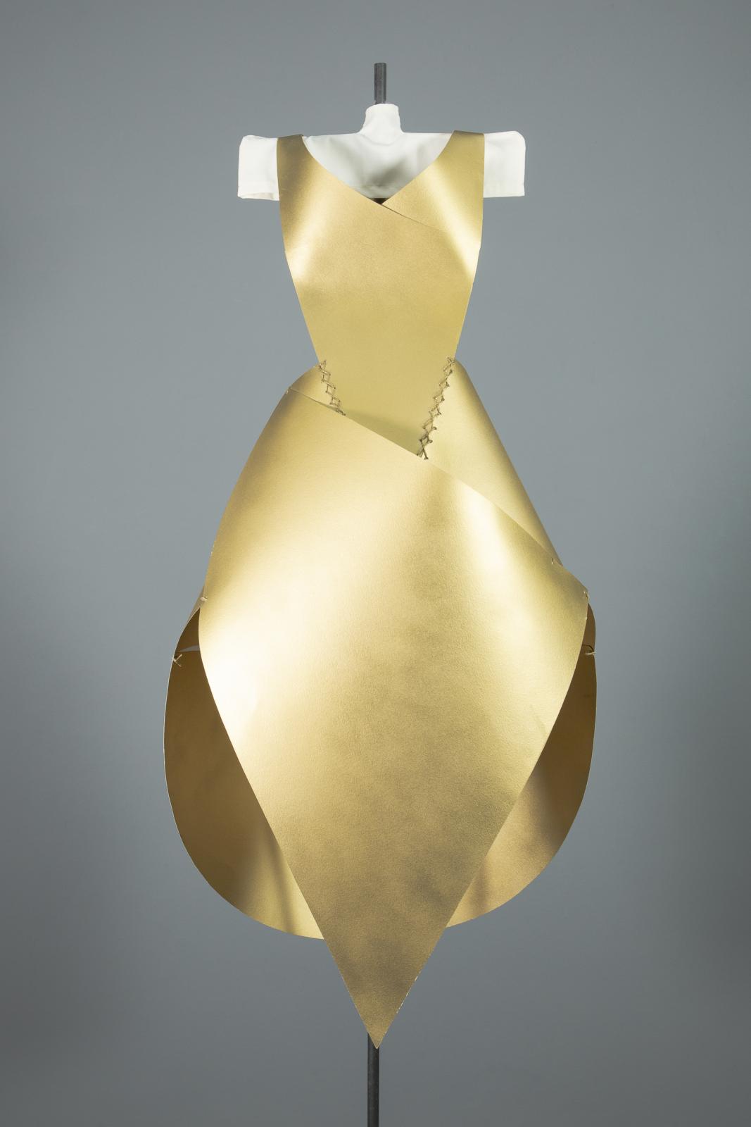 Vestido escultura realizado en cartón