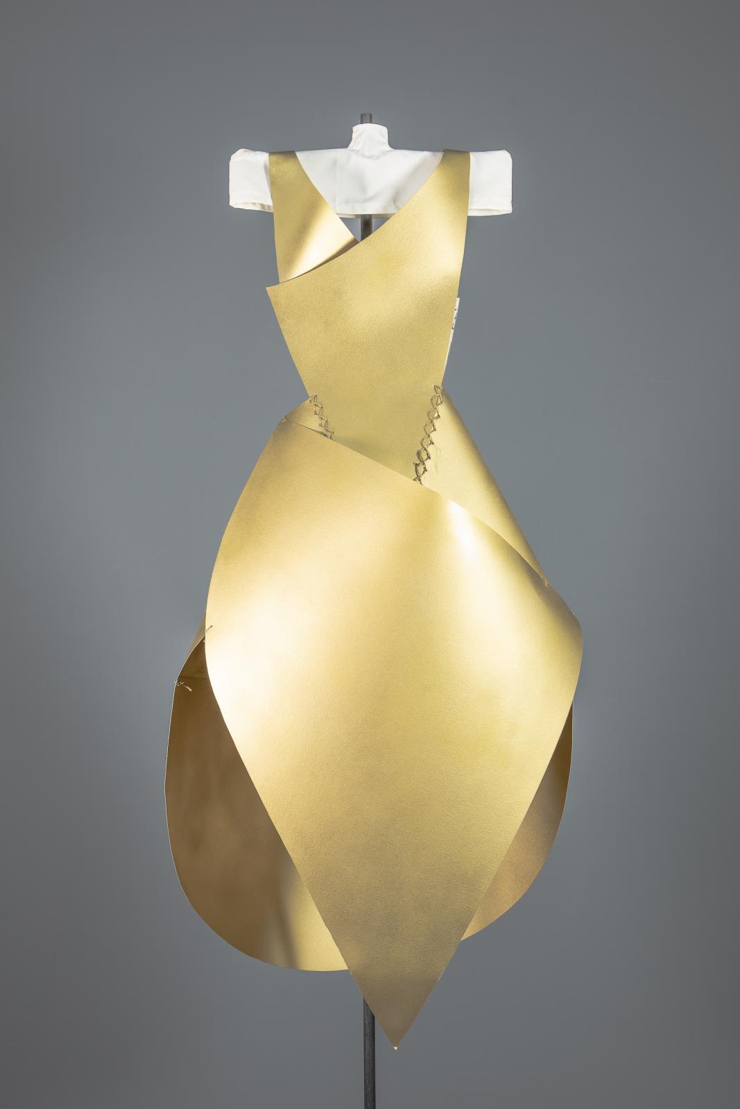 Vestido escultura realizado en cartón