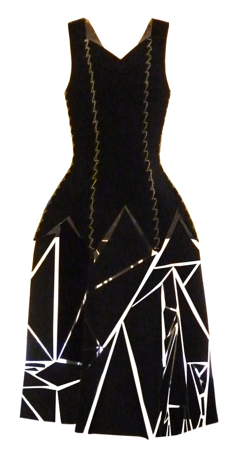 Vestido escultura realizado en distintos tipos de papel