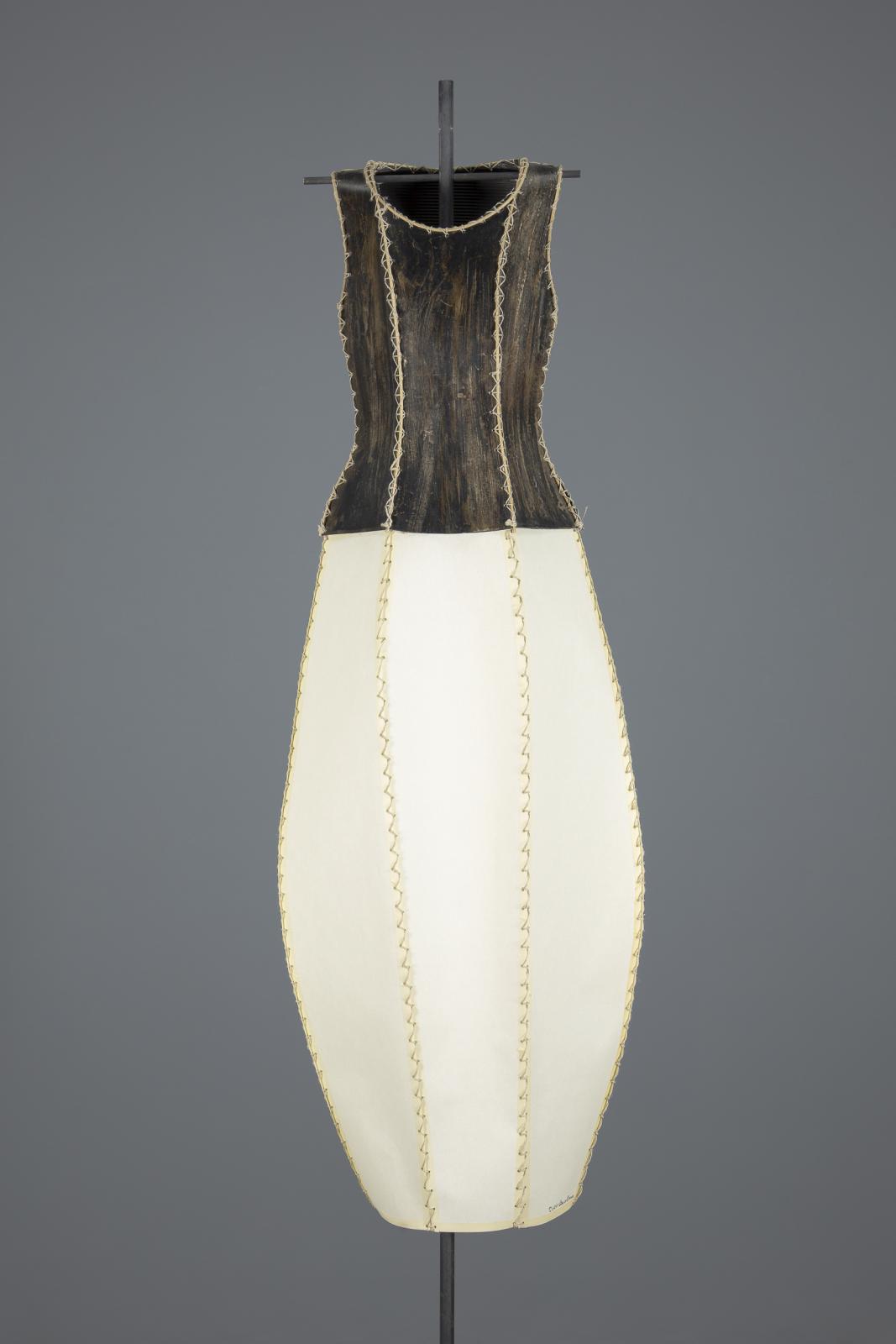 Vestido escultura realizado con distintos papeles