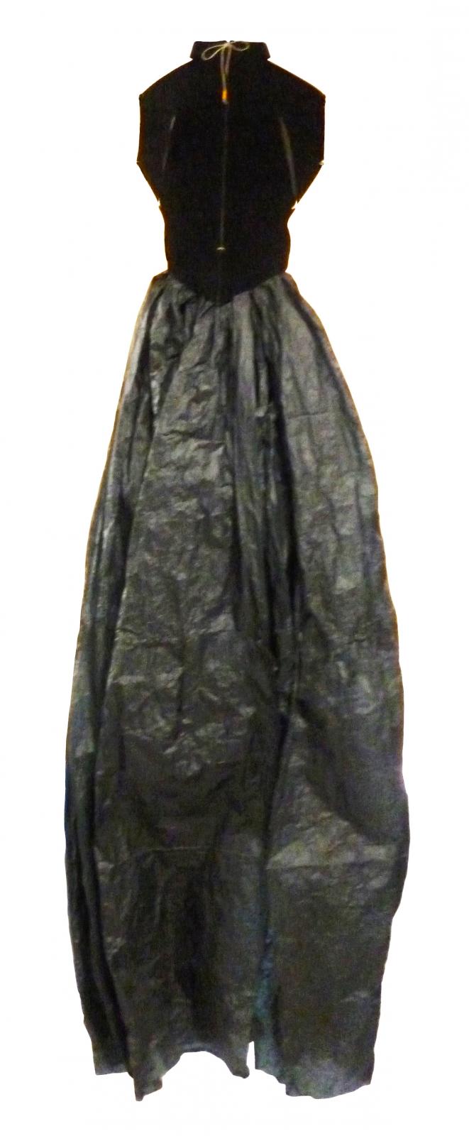 Vestido escultura realizado con distintos papeles