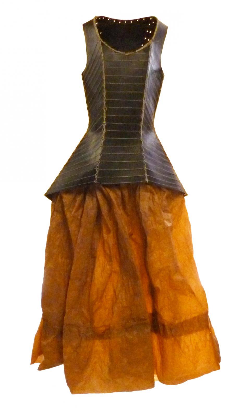 Vestido escultura realizado con distintos papeles
