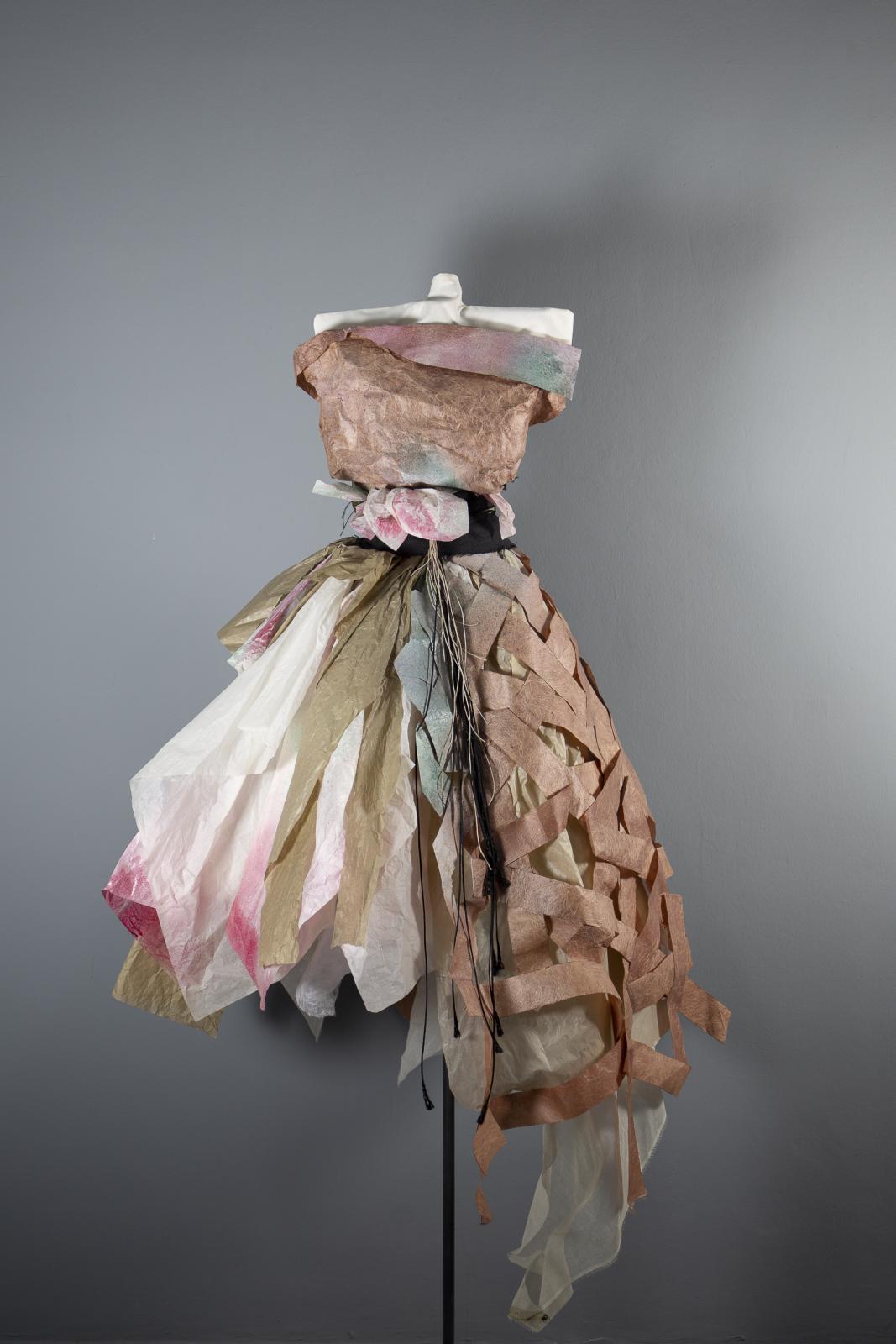 Vestido escultura realizado con distintos papeles