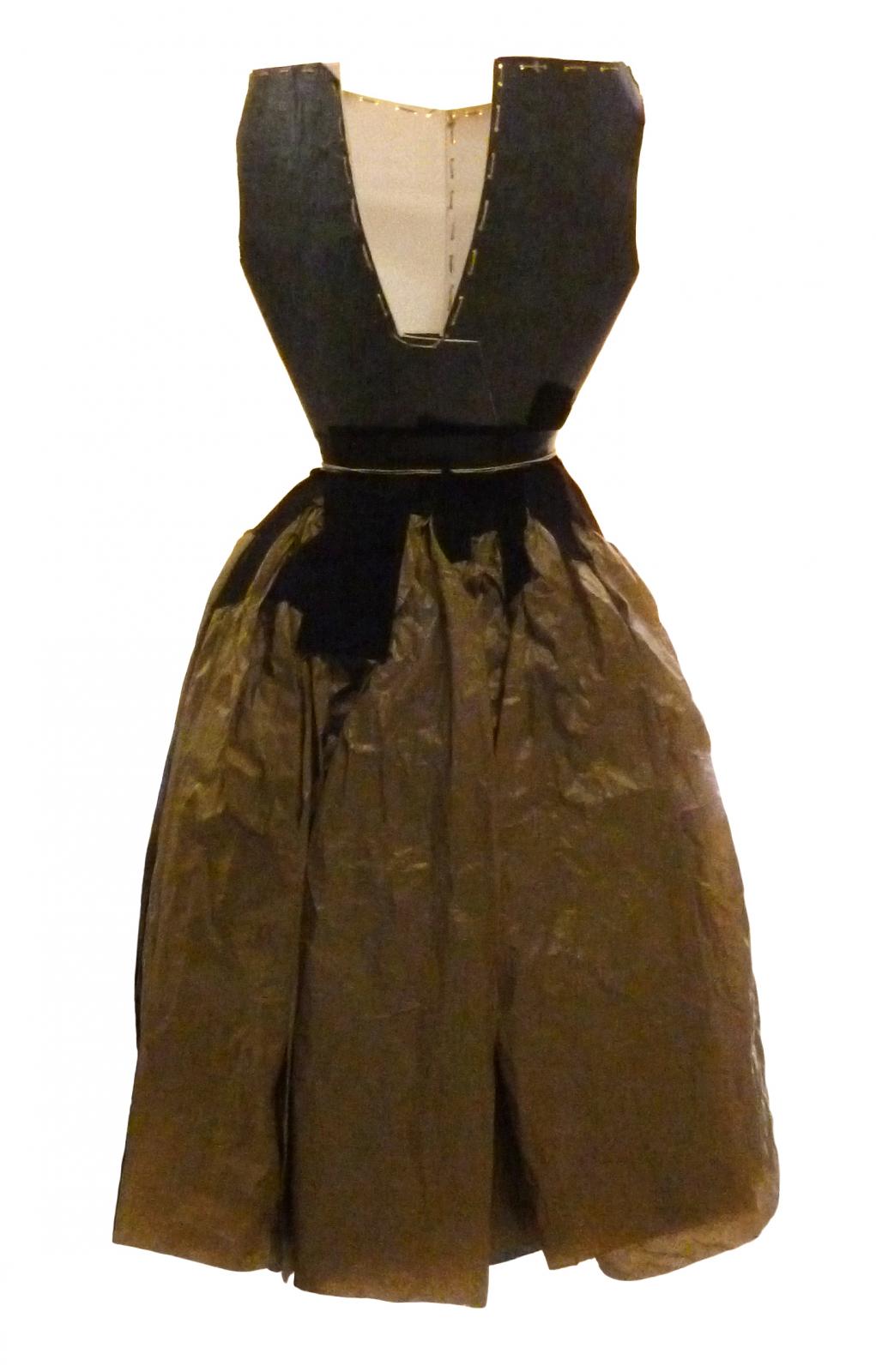 Vestido escultura realizado con distintos papeles