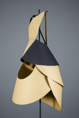 Vestido realizado en cartón